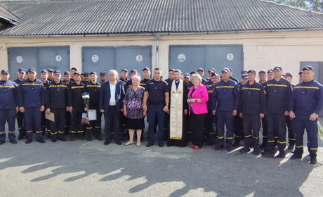 Вогонь, руйнування, обстріли — вони завжди поруч: як громади подякували рятувальникам