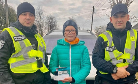 Щоб могла вчитися: поліцейські з Сарненського району подарували школярці смартфон