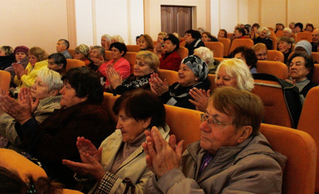 Молоды душою: попаснян поздравили с Днем пожилого человека