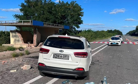Кросовер зіткнувся з зупинкою на Звягельщині – водій та троє його пасажирів травмовані