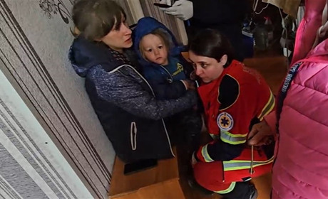 Прикрила сина своїм тілом: у Херсоні внаслідок ворожого обстрілу постраждали вагітна жінка