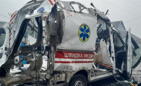 На Херсонщині окупанти атакували житлові будинки, приватні автівки та «швидку»