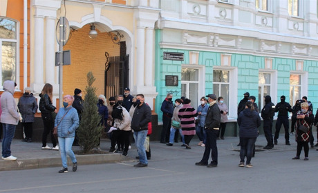 На двух участников протеста под мэрией полиция составила админпротоколы 