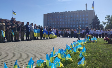 День вишиванки в Ізмаїлі: в центрі міста встановили сотні прапорців та утворили ланцюг єдності