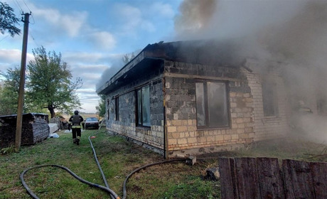 На Переяславщині внаслідок пожежі постраждав чоловік: 19 жовтня горіли житловий будинок і гараж