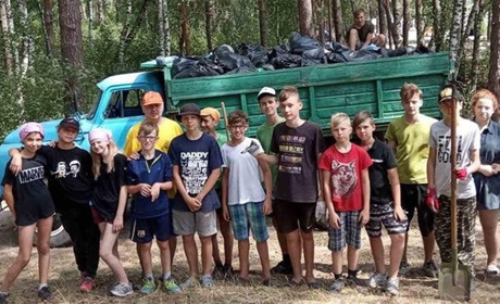 Діти самостійно прибрали територію Білого озера