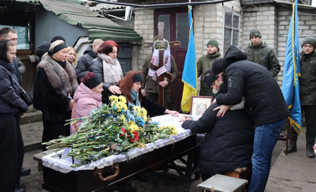 На щиті повернувся Свиридов Микита: у Миколаївці прощалися із захисником України (ВІДЕО)