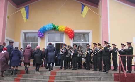 Аншлаг у глядацькій залі, подарунки, концерт і святкове застілля: у Вишневому відремонтували клуба