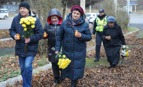 Чорне крило Голодомору. У Городку квітами та запаленими лампадками вшанували пам’ять жертв геноциду