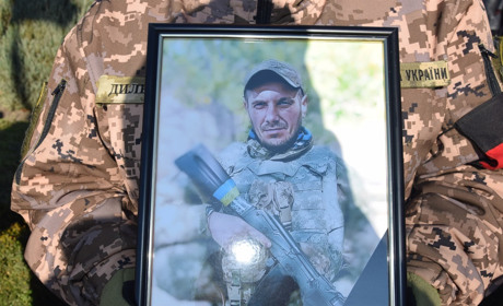 Янголи летять у небо: Нетішин попрощався з Героєм Богданом Рижиком