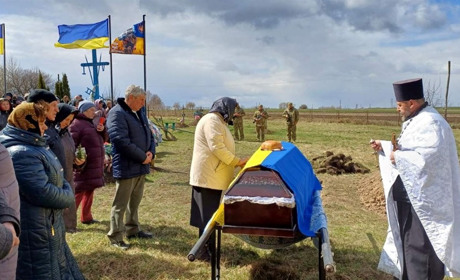 Скорботний день на Полонщині: додому повернувся захисник Олександр Гнатишин