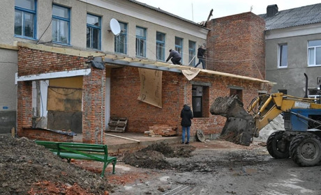 У Ланівцях триває реконструкція міської лікарні
