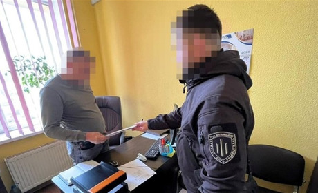 ДБР підозрює трьох митників Житомирщини у незаконному розмитненні автівок на мільйон гривень