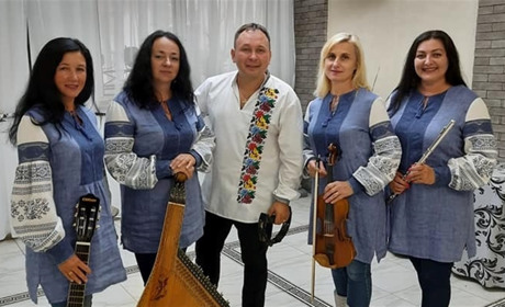 "Любисток" заспівав разом із Лановецьким священником-блогером у його день народження