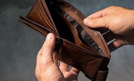 Жителька Гончарівки Сватівського району вкрала 10000 гривень у своєї подруги прямо в магазині