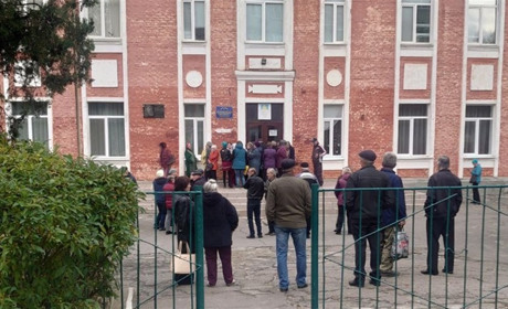 У Первомайську виконком продовжує видавати гуманітарну допомогу продуктами та наборами для малюків