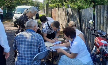 Співробітники соцзахисту побували у селищі Шевченко, надали консультації щодо пошкодженого майна