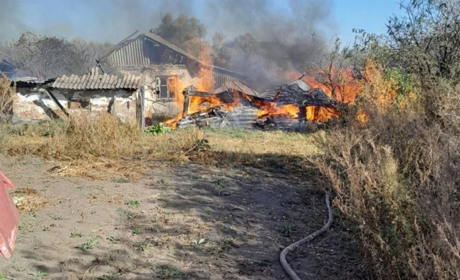 Показали фото з місця трагедії у селі Уланове, де внаслідок обстрілу загинула жінка