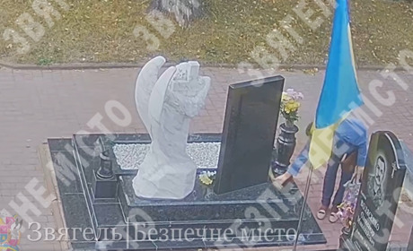 У Звягелі показали відео як дві жінки обкрадають могили загиблих Захисників
