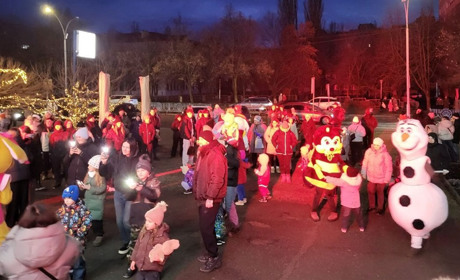 Як південноукраїнці на вуличній вечірці перемагали смуток і темряву. Фото. Відео.