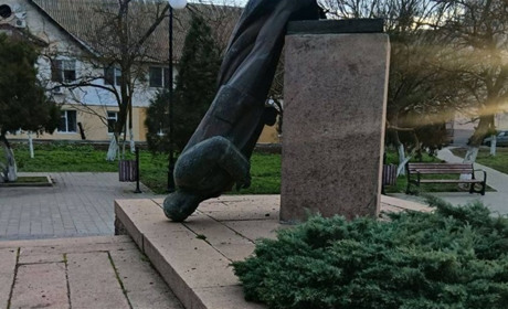 У Приморському під Феодосією негода знесла пам’ятник Леніну: ялинка вистояла