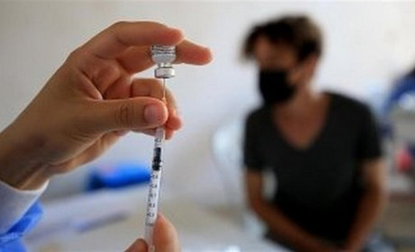 Третя доза вакцини: хто отримає