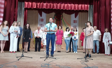 Білопільські аматори сцени провели благодійний концерт у Миколаївці на підтримку ЗСУ