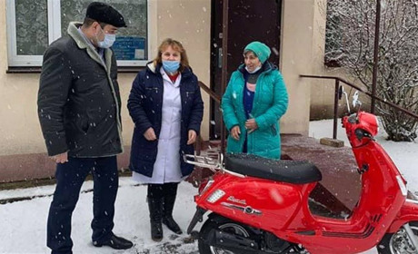 До пацієнтів – на моторолері. Такий транспорт придбали для ФАПу Дівичок
