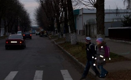 Аби не потрапити у ДТП. Поліція закликає городоччан носити світловідбивачі у темний період доби