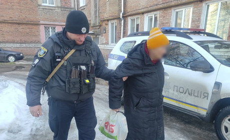 У Шостці поліцейські повернули 70-річній пенсіонерці загублений пакет із грошима та карткою