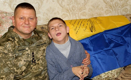 Головнокомандувач ЗСУ завітав в гості до хлопчика з ДЦП, який мріяв з ним познайомитися