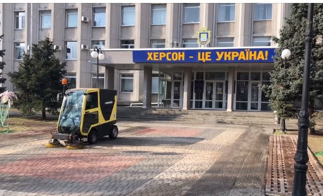 Плитку перед Херсонською міською радою вимили «Керхером». Кажуть, так вимиють і все місто