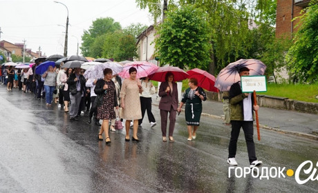 Батьківська хода під парасольками. На останній урок випускників першого ліцею провели мами й тати