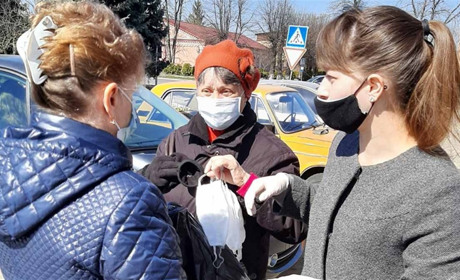 Працівники соціальних установ Старокостянтинова роздавали маски перехожим