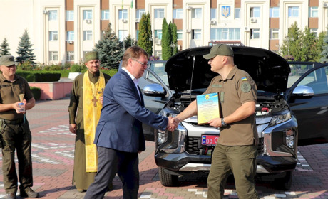 У Вараші передали авто для Національної гвардії України