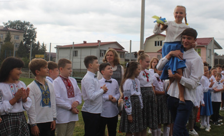 Свято з присмаком журби. Для учнів Городоцького ліцею №1 пролунав шкільний дзвінок