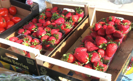 Турецька полуниця дешевша, але грецька – дуже ароматна. Репортаж з недільного базару