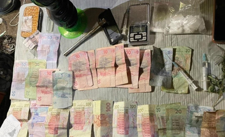 Шприци, пакетики, марихуана