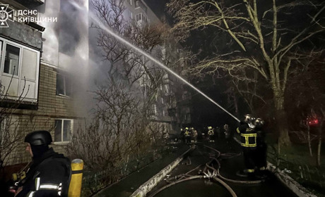 Унаслідок нічної атаки на Київщині загинув чоловік, пошкоджені будинки та підприємство