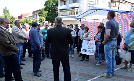 Чому мітингували браїлівчани під стінами мерії: коментарі людей