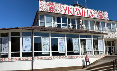 «Ми знаємо, кому дякувати»: у центрі Первомайська діє експозиція від студії KatRina.Art
