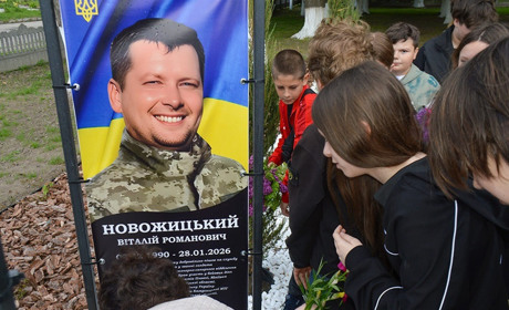Вшанували пам'ять про Героя-земляка: у Черняхові відкрили банер на честь воїна Віталія Новожицького