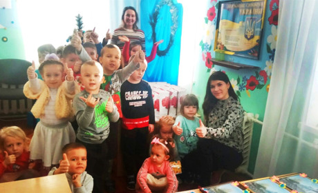 Побажали «міцних зубів»: дошкільнята завітали до ветеранів-вихователів