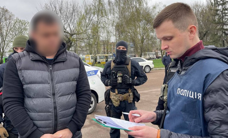Допомагав виїхати за кордон за 4 тисячі доларів: на Черкащині затримали старосту громади