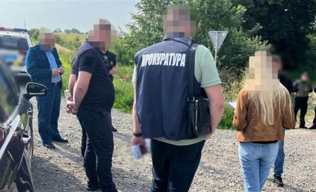 «На гарячому» попався митник із Угринова – вимагав 50 доларів з кожного авто, що в'їжджало в Україну