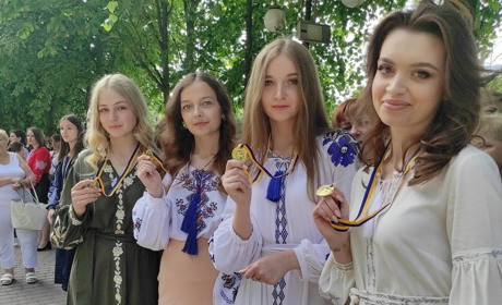 Кращі з кращих: у Старокостянтинові нагородили випускників-медалістів. Фото та відео