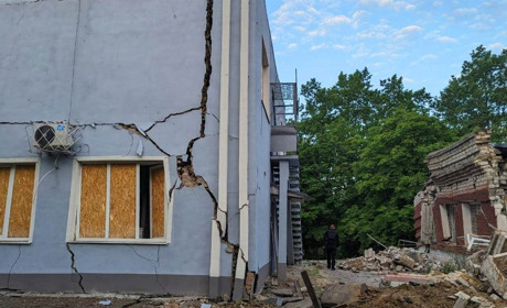 Ворожі обстріли на Херсонщині: знищені квартири, приватні будинки, автомобілі. Поранено троє дітей