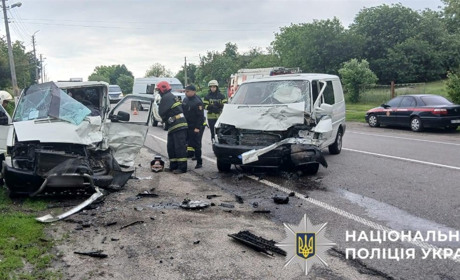 На Кагарличчині зіткнулися два мікроавтобуси: троє людей госпіталізовано