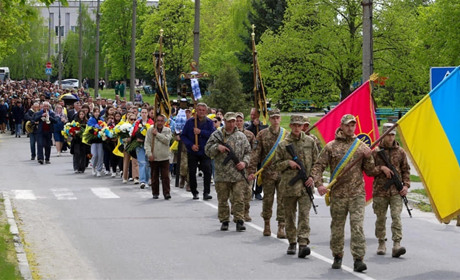 Україна втрачає цвіт нації: Нетішинська громада віддала шану 22-річному Герою Ярославу Савченку