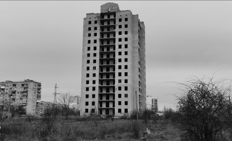 У Первомайську поліція врятувала юнака, який збирався стрибнути з 13 поверху недобудови. Відео